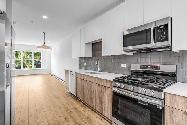 Building Photo - Spacious 4-level Home| 3 bedrooms + Garage parking!