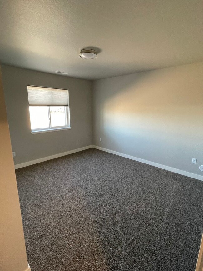 Building Photo - ~Applications Pending~ Newer 4 Bed, 3 Bath, 3 Car Garage Home for Rent