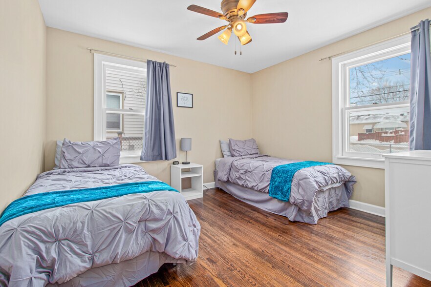 Building Photo - 6033 11th Ave S