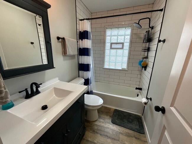 Building Photo - 3-bedroom, 2.0 bathroom home in Saint Joseph