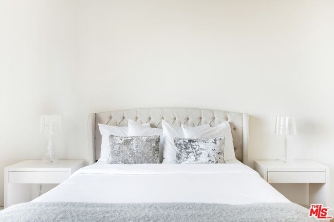 Building Photo - 1723 S Durango Ave