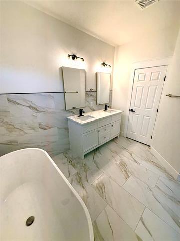 Building Photo - 1720 Lloyd Ave