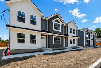 Building Photo - 62 Manor Pl