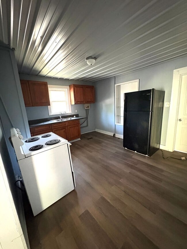 Building Photo - Your Next Home Awaits – 2 Bed, 1.5 Bath