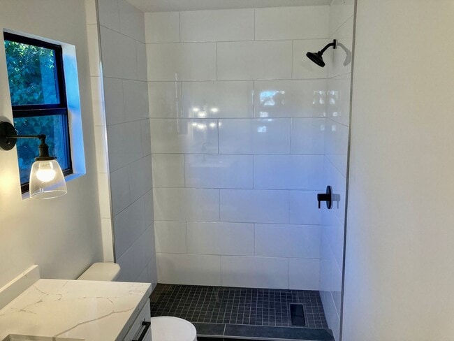 Building Photo - Mid-Century Modern Bay Park Home