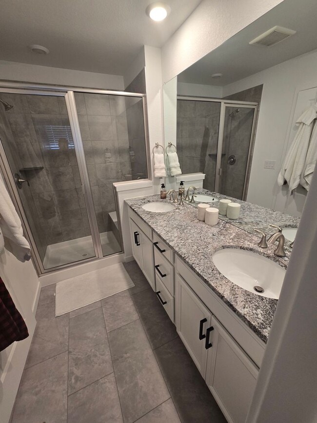 Building Photo - Spacious 4B/3B Available Early April!