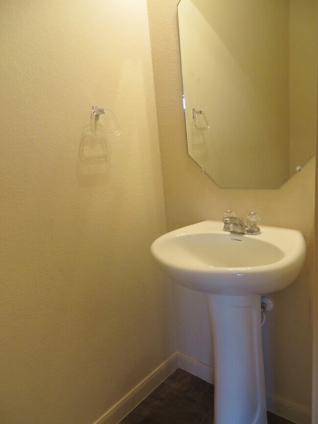 Building Photo - 3 Bedroom 2.5 Bathroom: Georgetown- Pinnacle Home