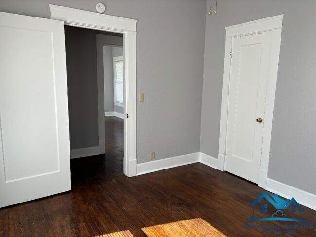 Building Photo - 912 S Abe St