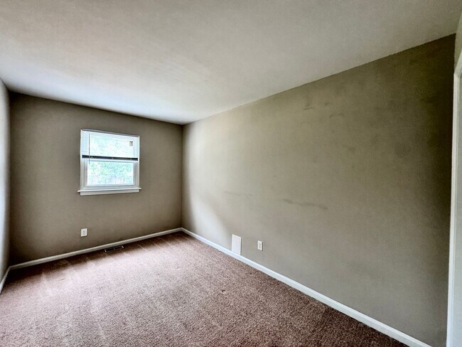 Building Photo - Great Neck Townhome Available NOW! Neutral...