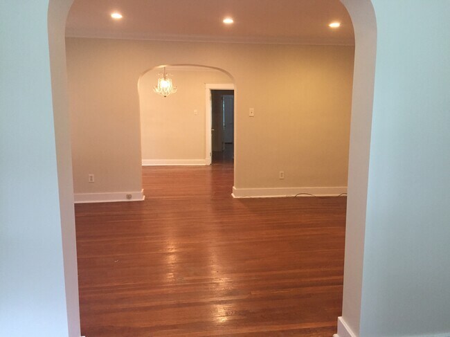 Building Photo - 2528 Beechwood Blvd