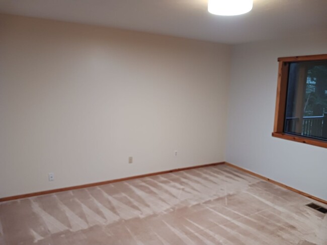 Building Photo - Woodland Setting- West Linn 3 Bedroom 2.5 ...