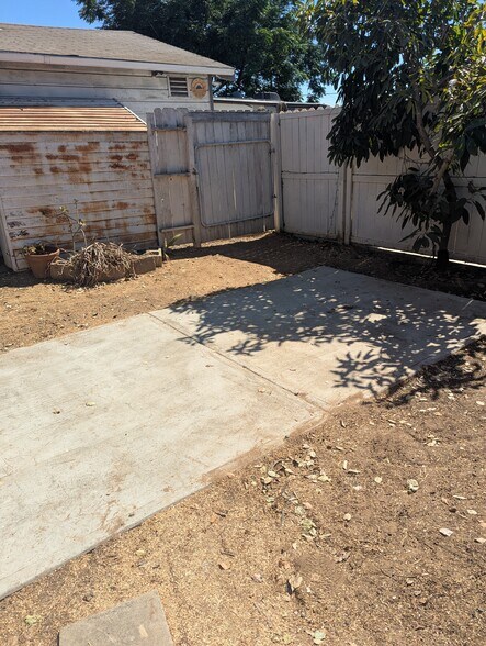 Large Fenced Rear Yard - 1169 E Lexington Ave