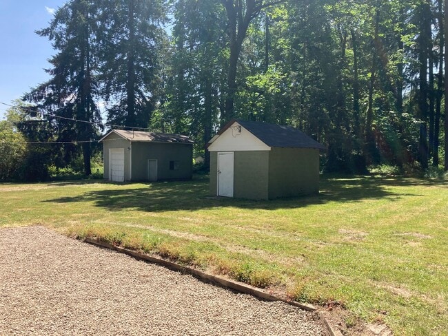 Building Photo - Large Three Bedroom on a 1+ Acre Lot