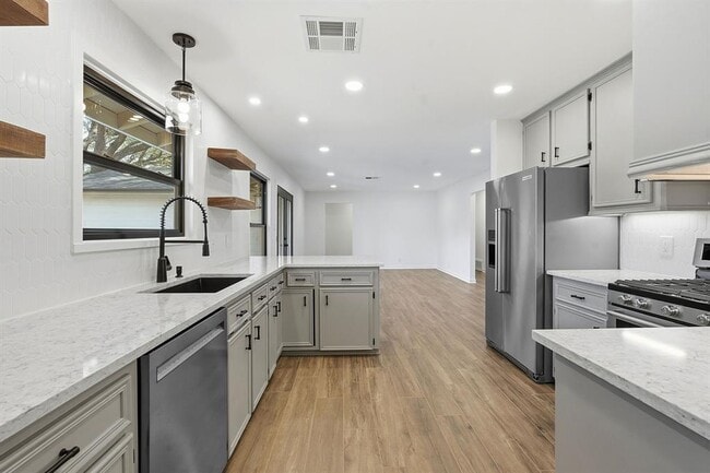 Building Photo - 5609 Mapleleaf Dr