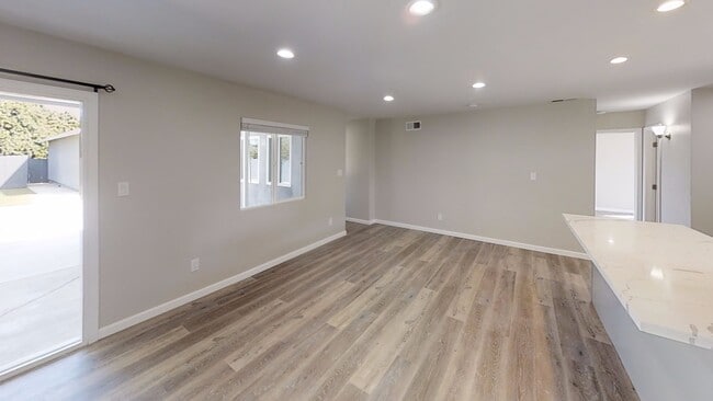 Building Photo - 5BD/2BA with Garage! (Lease out, pending s...