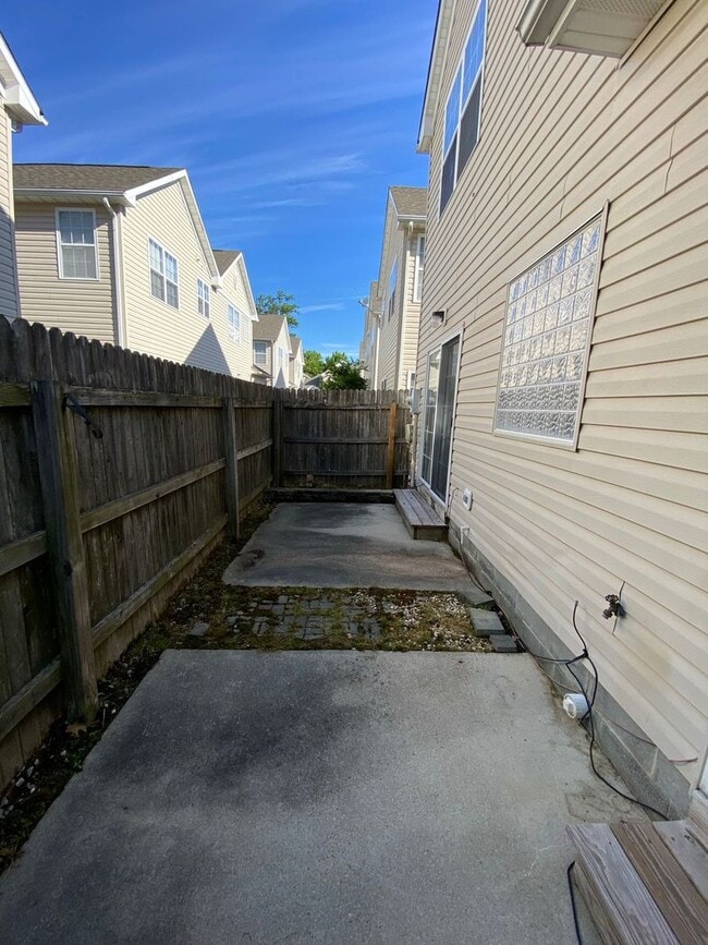 Building Photo - Spacious 4-Bedroom End-Unit Condo in Virgi...