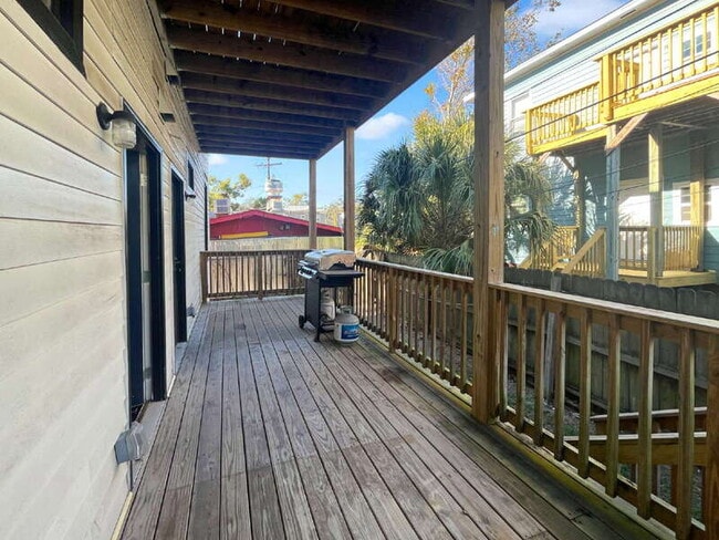 Building Photo - 310 W 42nd St