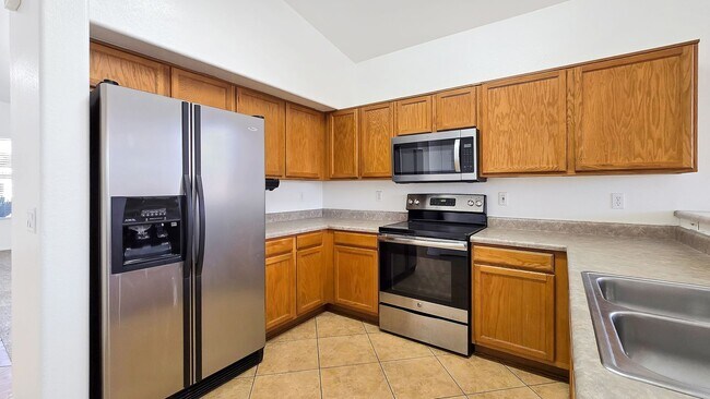 Building Photo - Clean and Cozy home in desirable area!