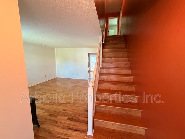 Building Photo - 215 Radford Dr