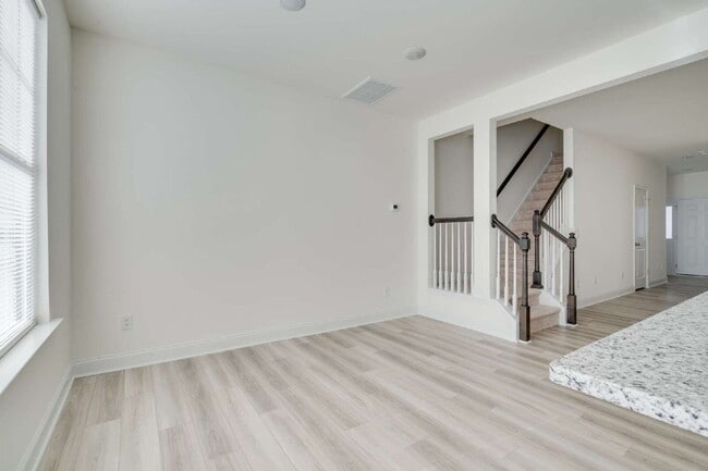 Building Photo - 3-Bed Townhouse in Franklinton with Update...