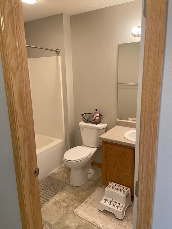 Building Photo - Spacious 4BR House in Ankeny