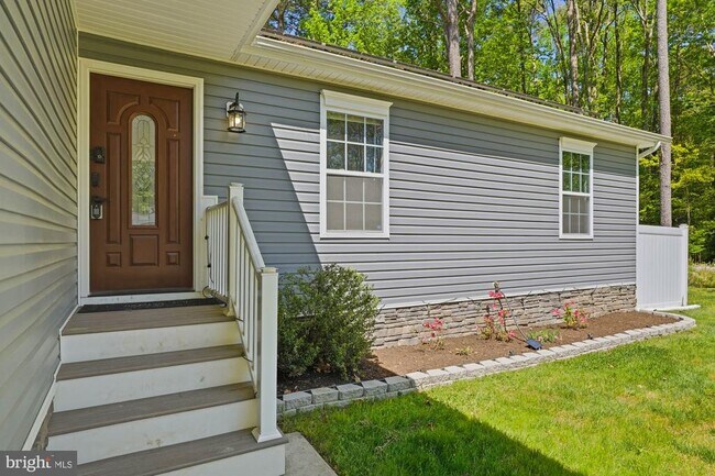 Building Photo - 283 Shorewood Dr