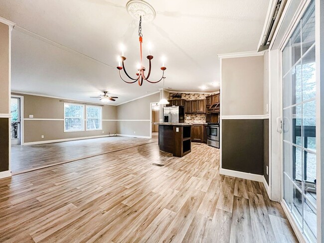 Building Photo - LOCATION! 5 mins from Carolina Beach bridg...