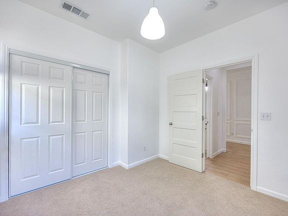 Building Photo - Clean and Spacious 3 Bedroom 2.5 Bathroom Home
