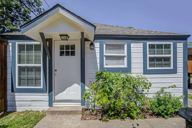 Building Photo - A Stunning, Updated Home in the heart of Dallas