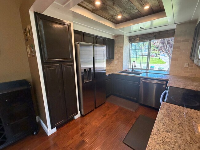 Building Photo - 2461 Bay Hill Cir