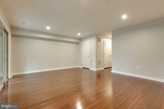 Building Photo - 2805 Fredericksburg Rd
