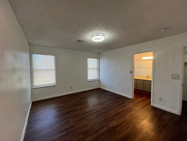 Building Photo - Bright & Beautifully Renovated 3 Bed, 2 Ba...