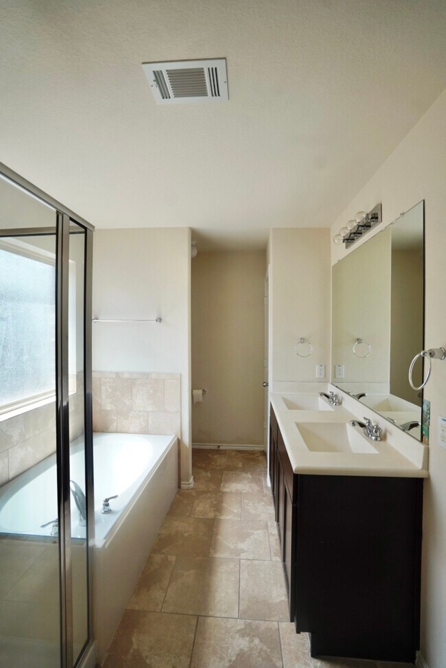 Building Photo - 3414 Halle Trace Ln