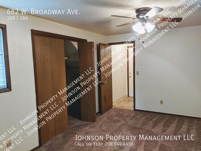 Building Photo - 682 W Broadway Ave
