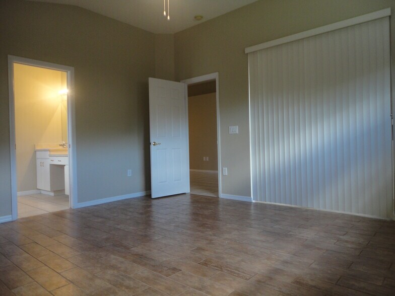 Building Photo - 1452 Baythorn Dr