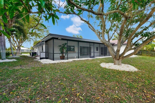 Building Photo - 3352 Lakeview Dr
