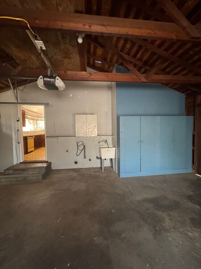 Building Photo - Charming Home Rent Ready !