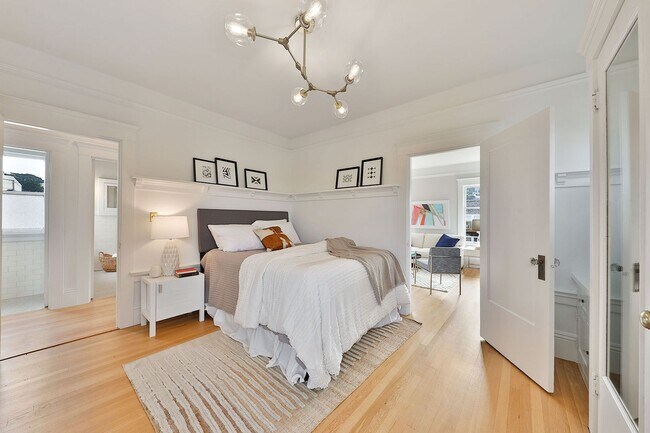 Building Photo - Cole Valley: Bright Top Floor Unfurnished 1 Bed 1 Bath with Garage Parking