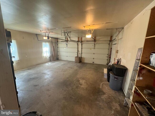Building Photo - 901 Hillcrest Dr
