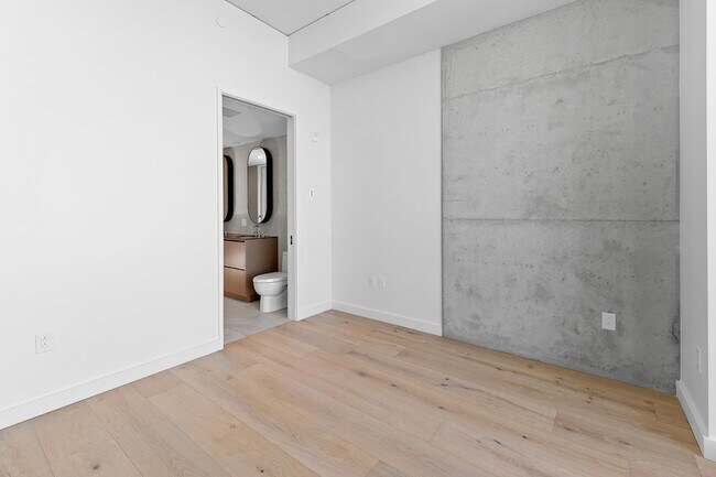 Building Photo - 610 Davis St