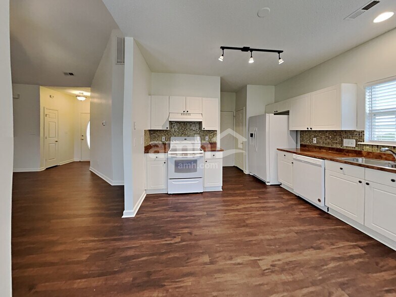 Building Photo - 19504 Tryon St