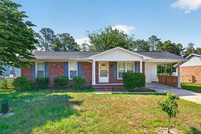 Building Photo - "Charming 3-Bed Home with Gleaming Hardwood Floors in Hope Mills!"