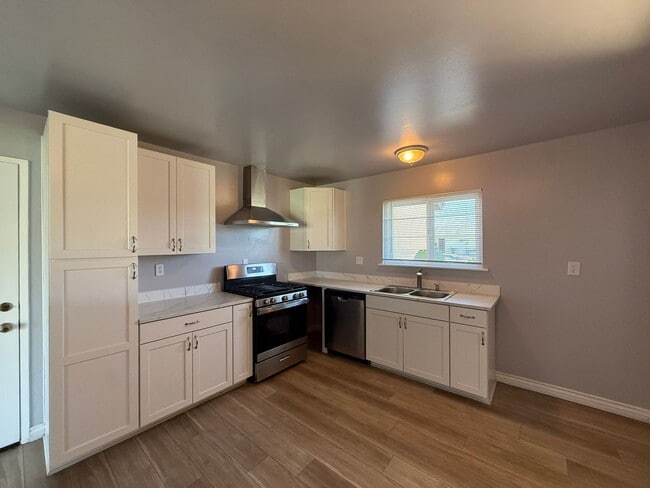 Building Photo - M12150