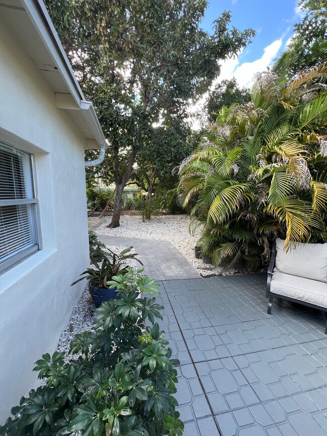 Building Photo - 1211 NE 15th Ave