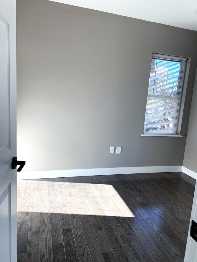 Building Photo - 1379 S 46th St