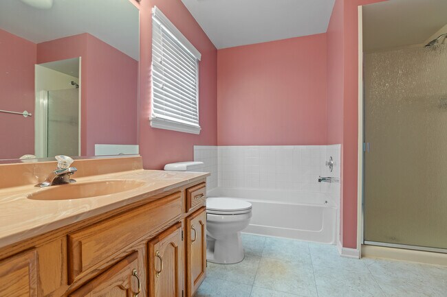 Shared Master Bath - 135 Hampton Ave