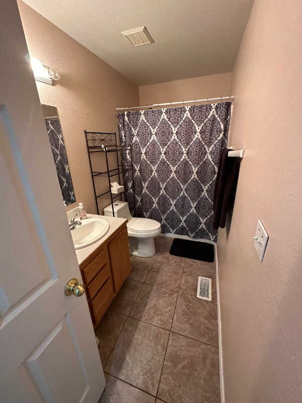 Building Photo - 270 E 15th N St