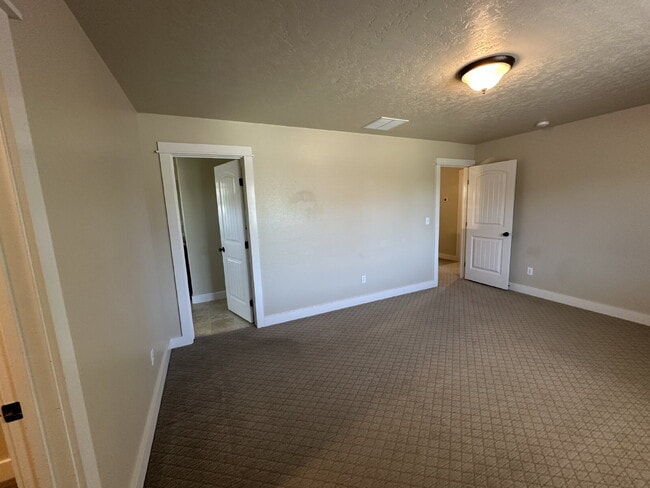 Building Photo - "Charming 4-Bed Home with Granite Accents & Hardwood Elegance in Meridian!"