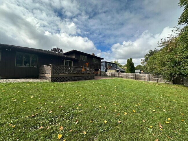 Building Photo - 334 Little John Dr