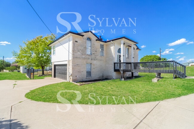 Building Photo - Your dream home awaits!